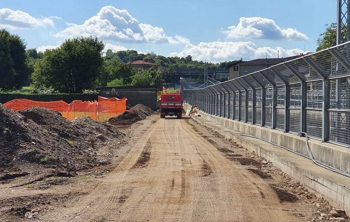 Induno Olona - I lavori per la trasformazione della vecchia ferrovia in pista ciclopedonale e area verde