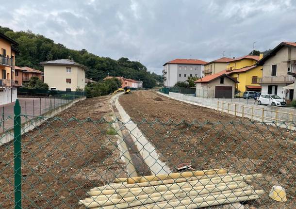 Induno OLona - I lavori per la trasformazione della vecchia ferrovia in pista ciclopedonale e area verde