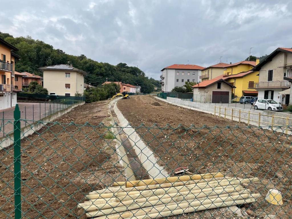 Induno OLona - I lavori per la trasformazione della vecchia ferrovia in pista ciclopedonale e area verde