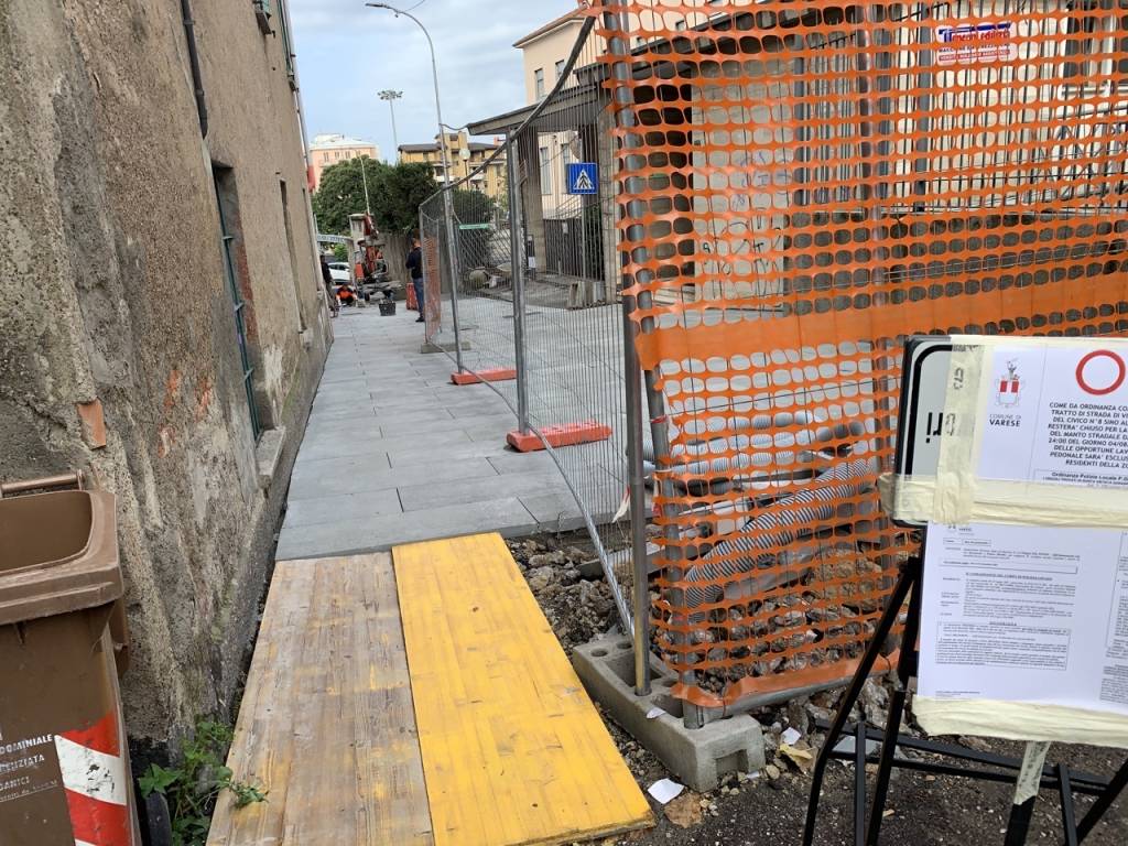 La nuova pavimentazione di via del Ponte procede