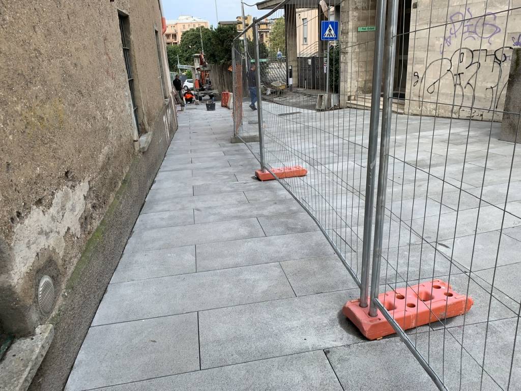 La nuova pavimentazione di via del Ponte procede