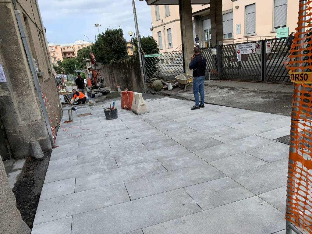 La nuova pavimentazione di via del Ponte procede