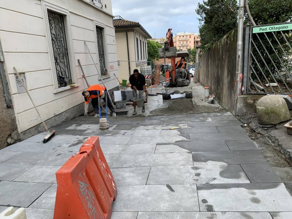 La nuova pavimentazione di via del Ponte procede