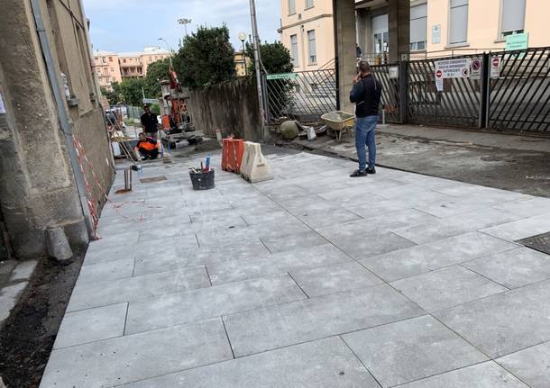 La nuova pavimentazione di via del Ponte procede