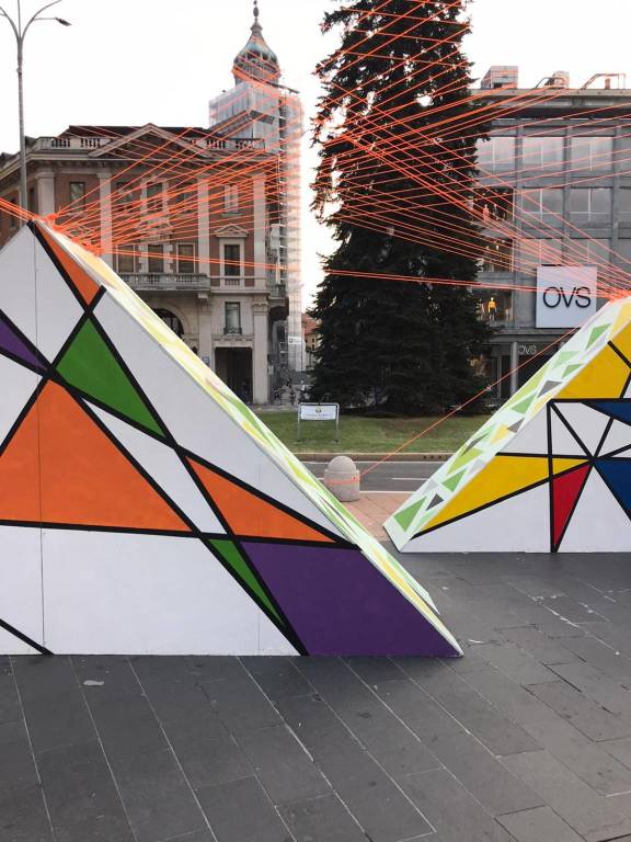 Misteriosi triangoli in piazza Monte Grappa: lavori in corso per la Varese Design Week