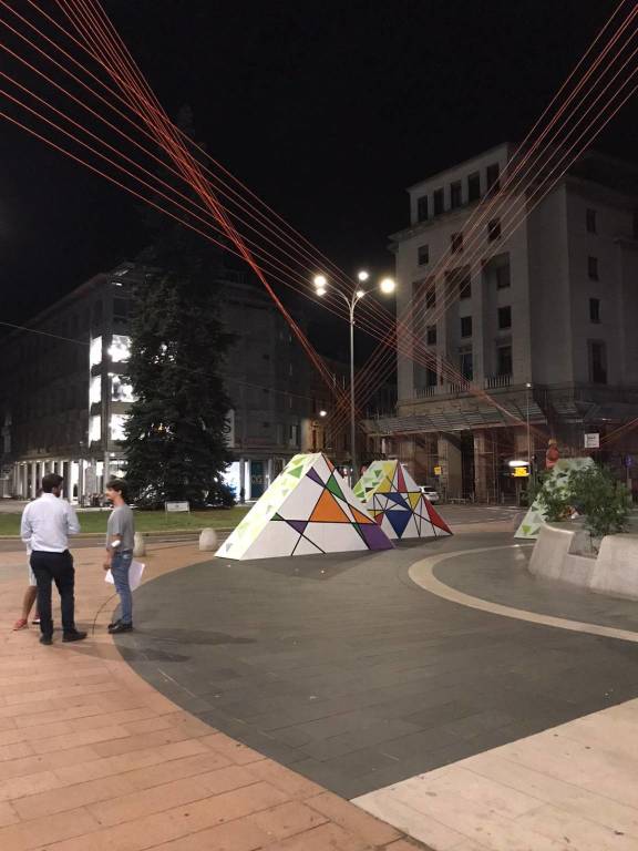 Misteriosi triangoli in piazza Monte Grappa: lavori in corso per la Varese Design Week