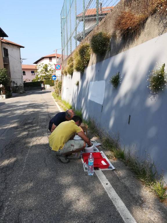 Progetto Concittadino ripulisce le scritte fasciste a Bobbiate