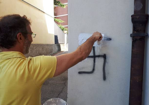 Progetto Concittadino ripulisce le scritte fasciste a Bobbiate