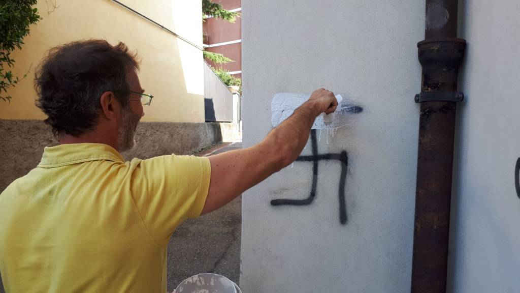 Progetto Concittadino ripulisce le scritte fasciste a Bobbiate