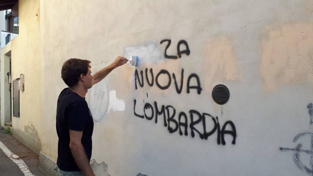 Progetto Concittadino ripulisce le scritte fasciste a Bobbiate