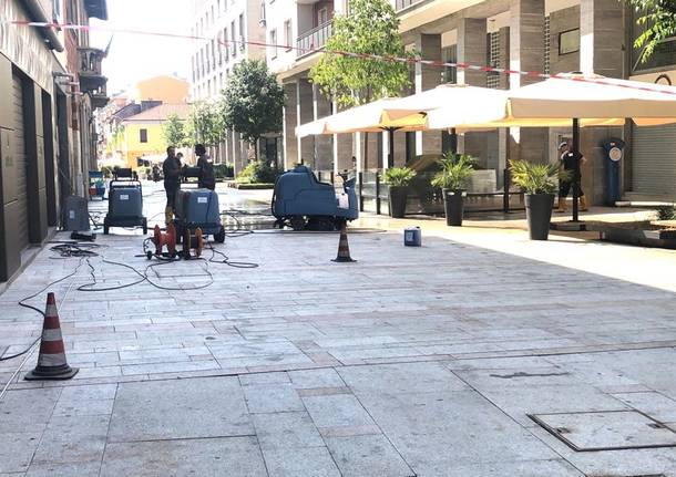 Pulizie in centro. La piazza si fa bella per il Palio di Legnano