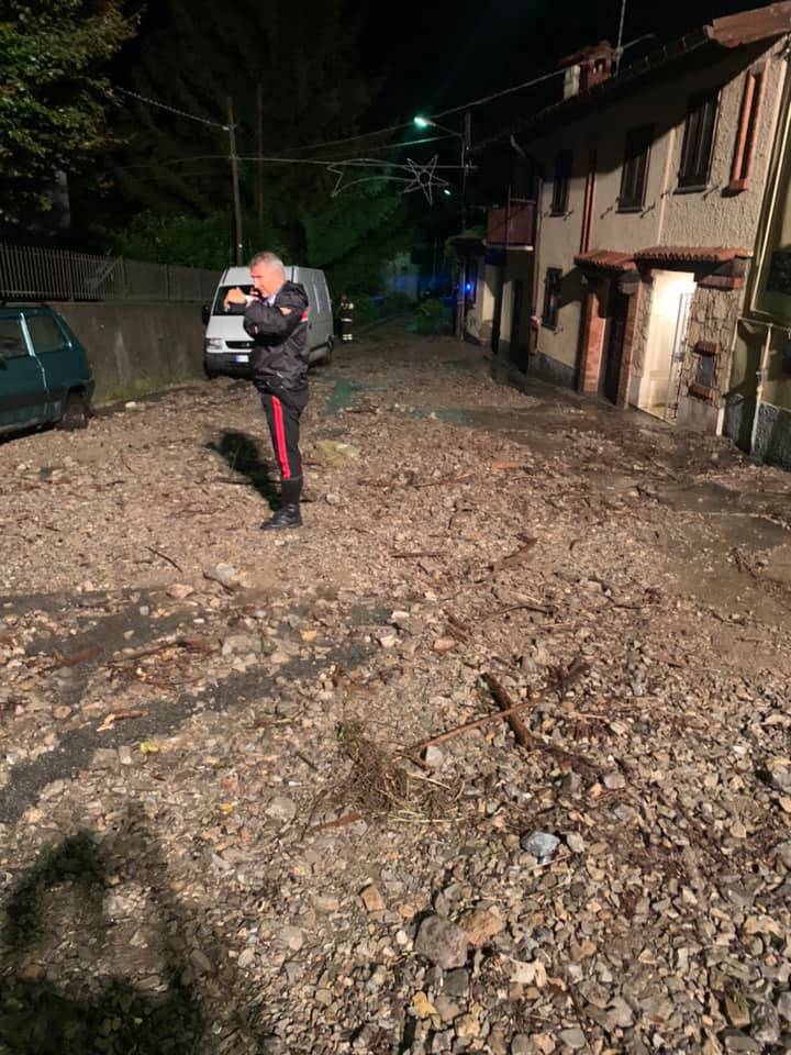 Sassi e detriti sulla strada a Cittiglio