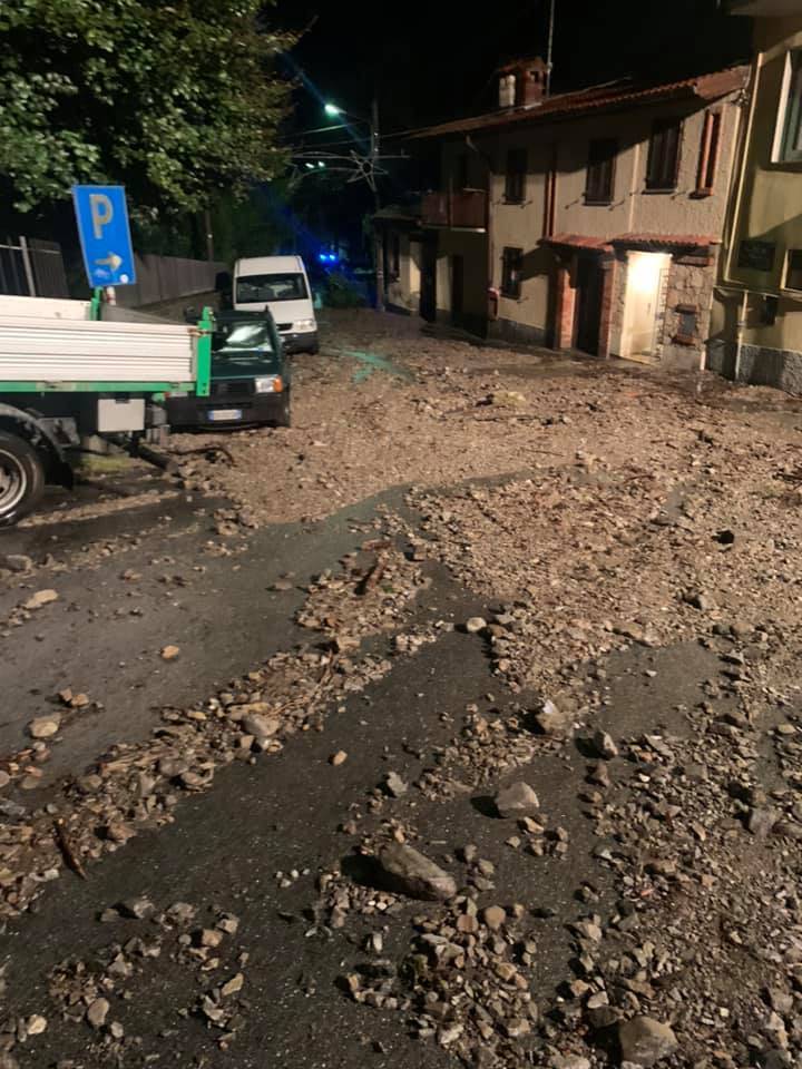 Sassi e detriti sulla strada a Cittiglio
