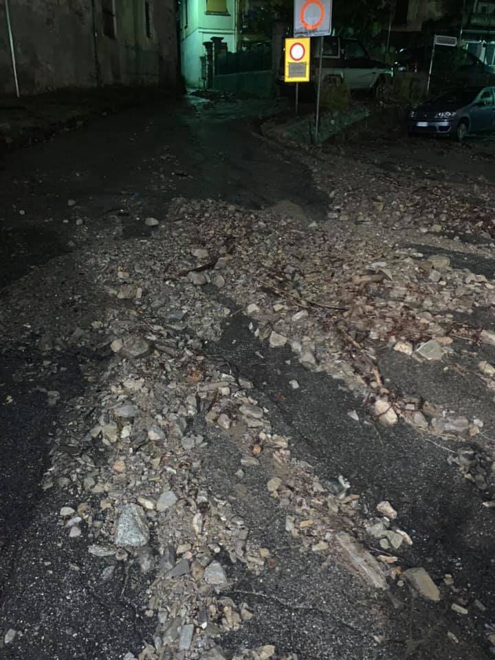 Sassi e detriti sulla strada a Cittiglio