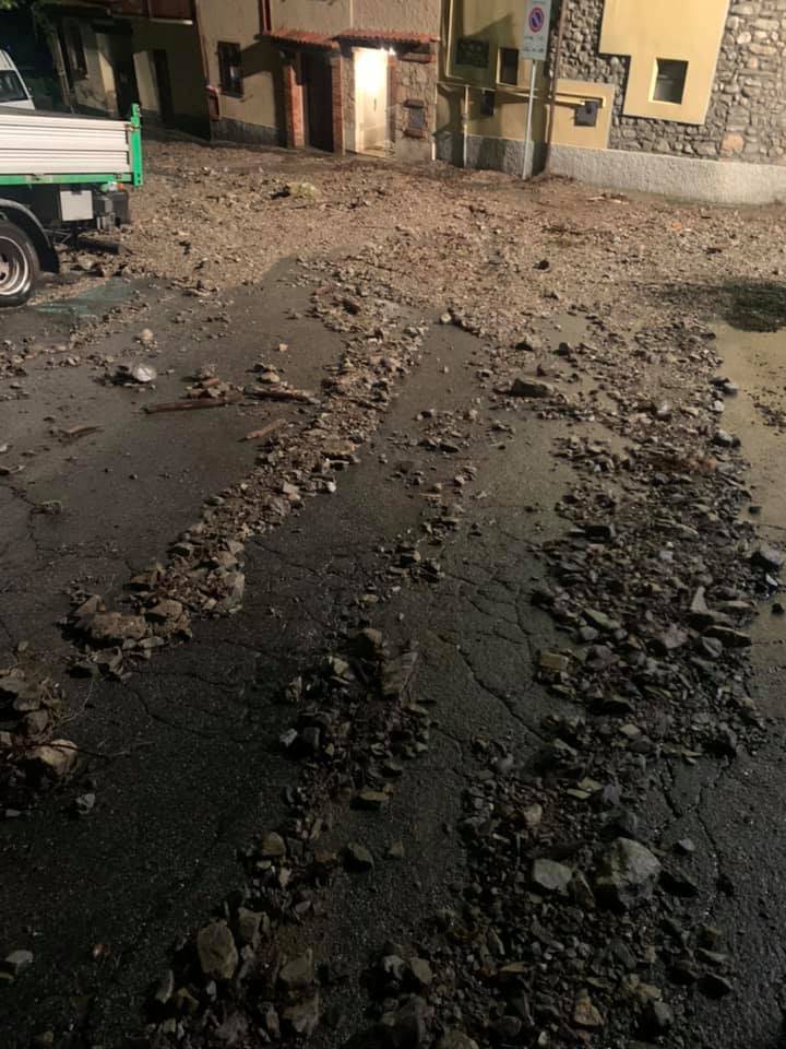 Sassi e detriti sulla strada a Cittiglio