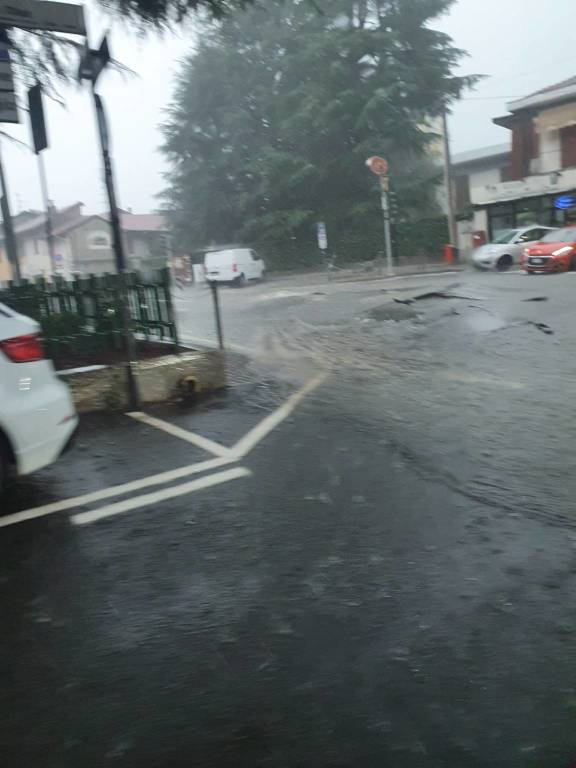 Strada allagata a Cavaria con Premezzo