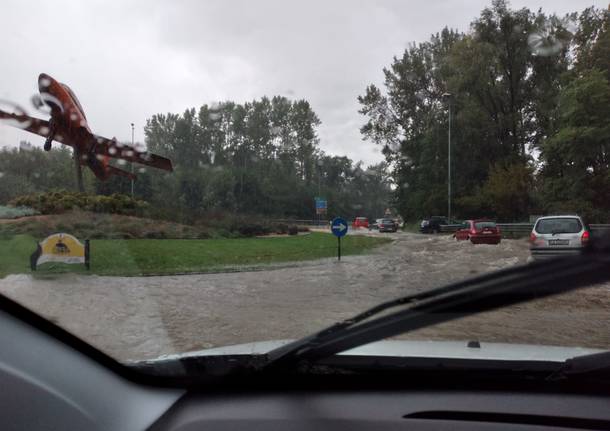 Strade allagate e disagi, il maltempo investe il Varesotto