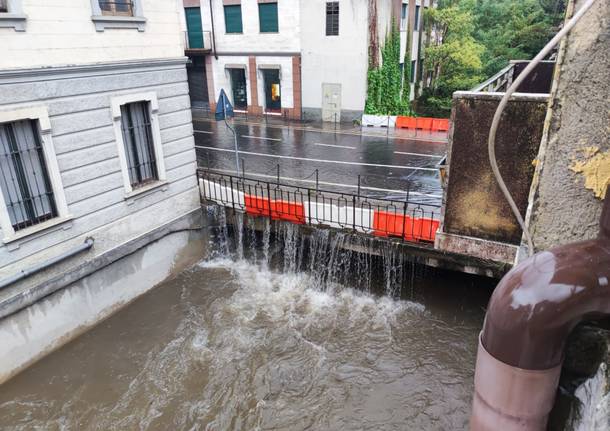 Strade allagate e disagi, il maltempo investe il Varesotto