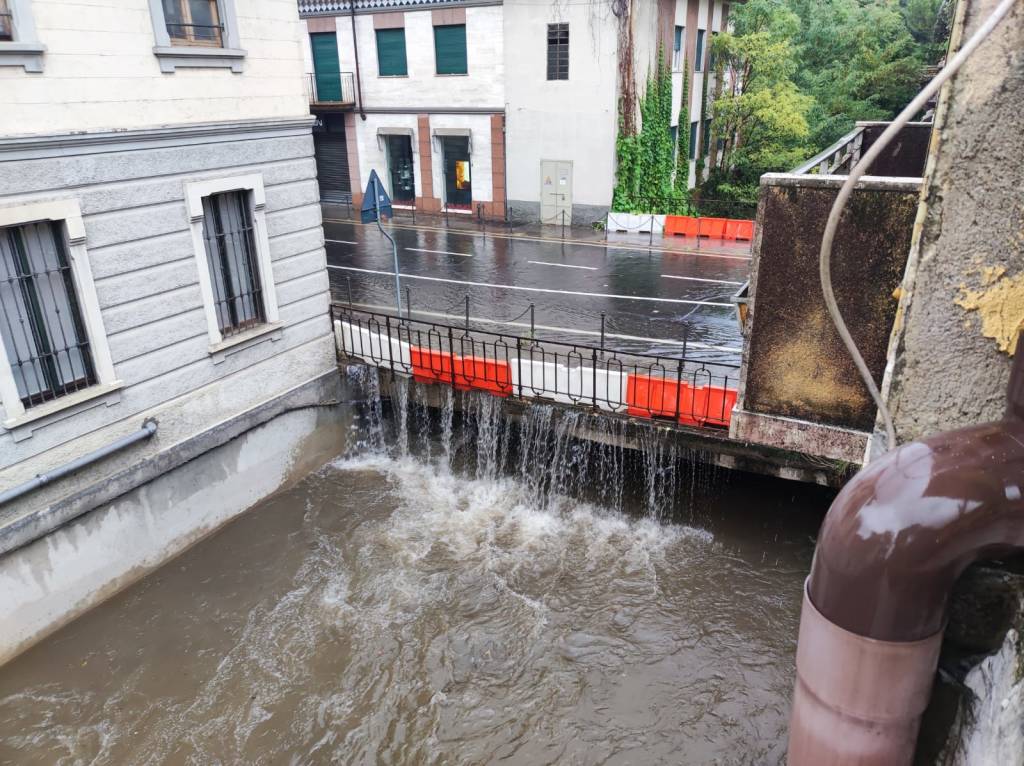 Strade allagate e disagi, il maltempo investe il Varesotto