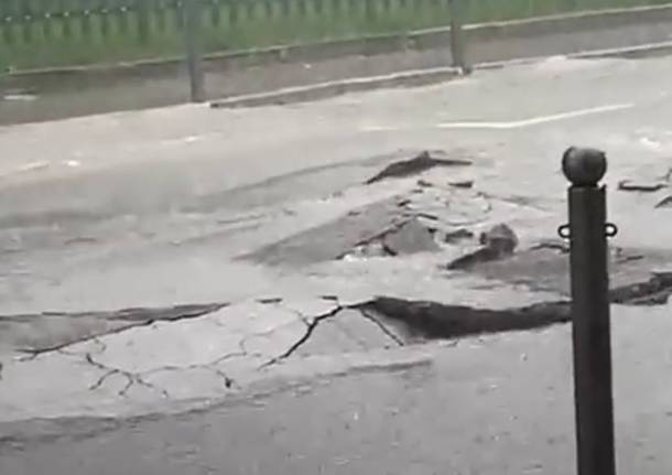 Strade allagate e disagi, il maltempo investe il Varesotto