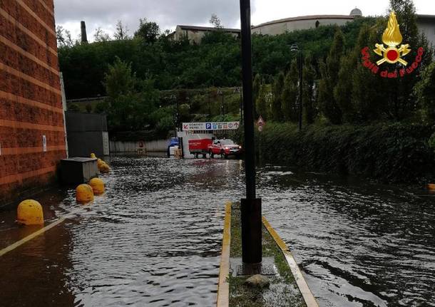 Strade allagate e disagi, il maltempo investe il Varesotto