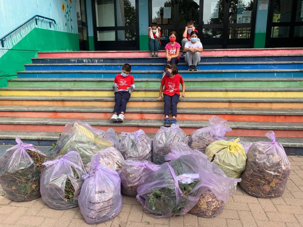 Studenti fuori dalla scuola Marconi