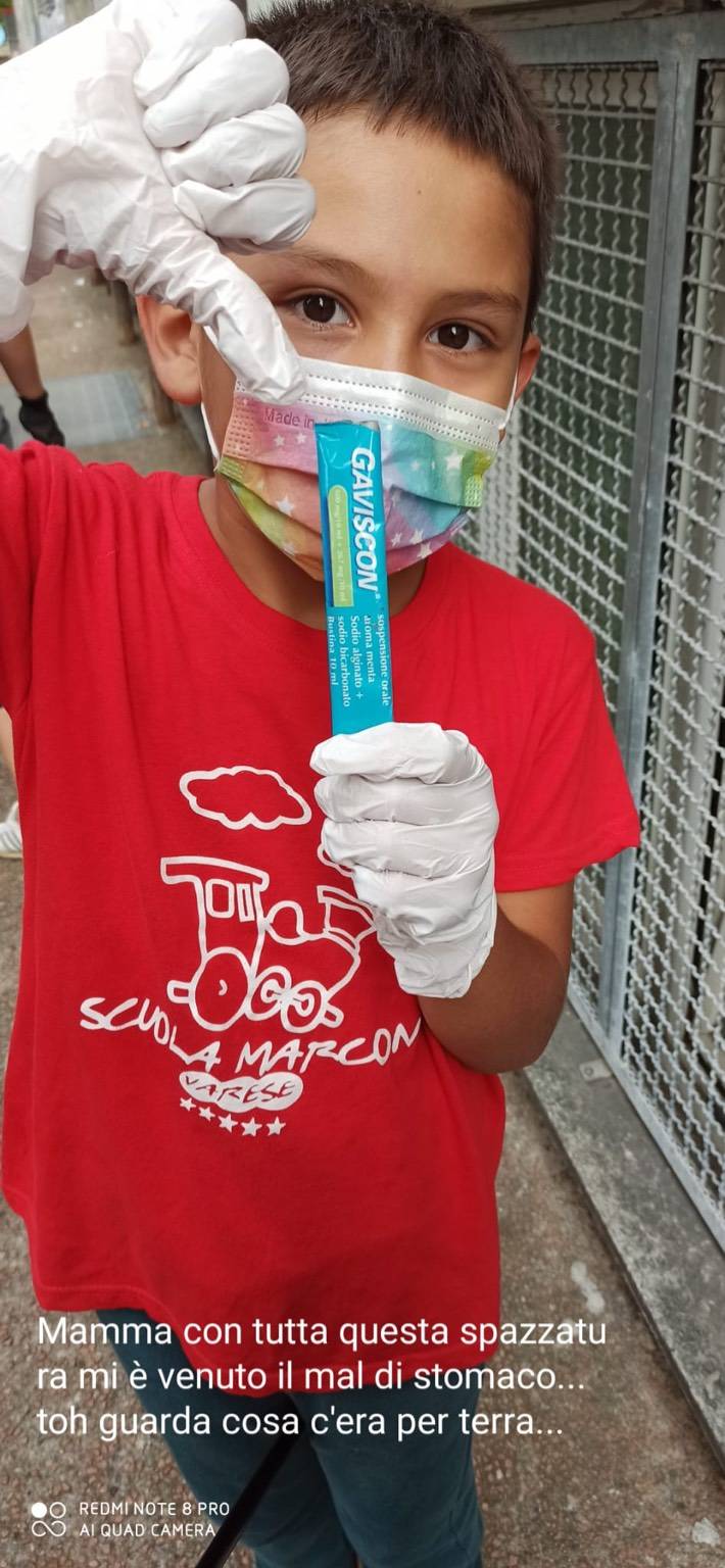 Studenti fuori dalla scuola Marconi