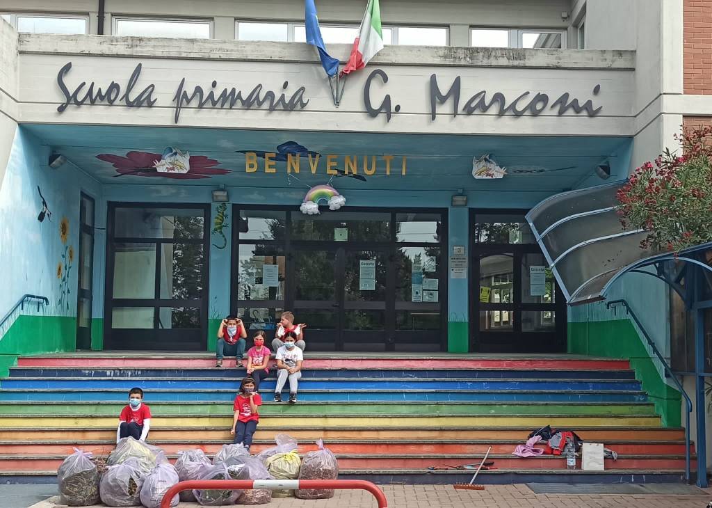 Studenti fuori dalla scuola Marconi