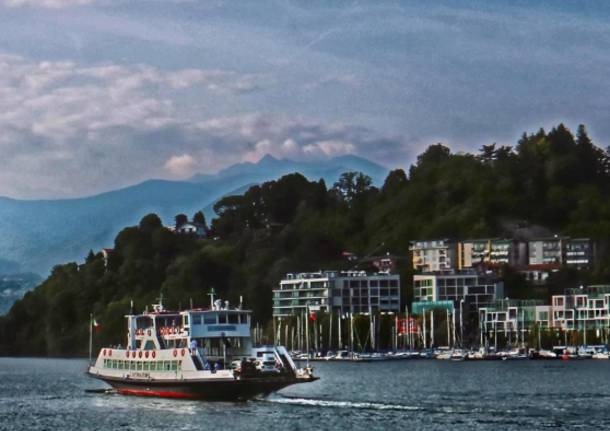 Traghetto in arrivo a Laveno Mombello 