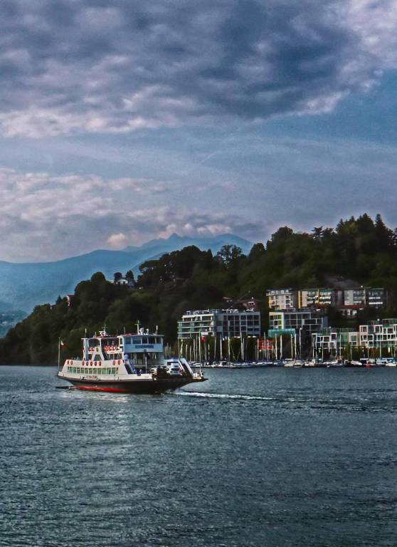 Traghetto in arrivo a Laveno Mombello 