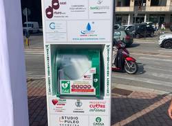 Un nuovo defibrillatore in piazza a Casciago, grazie alla generosità di 10 donatori