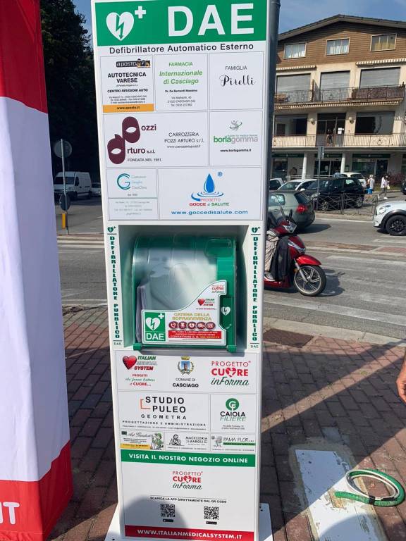 Un nuovo defibrillatore in piazza a Casciago, grazie alla generosità di 10 donatori