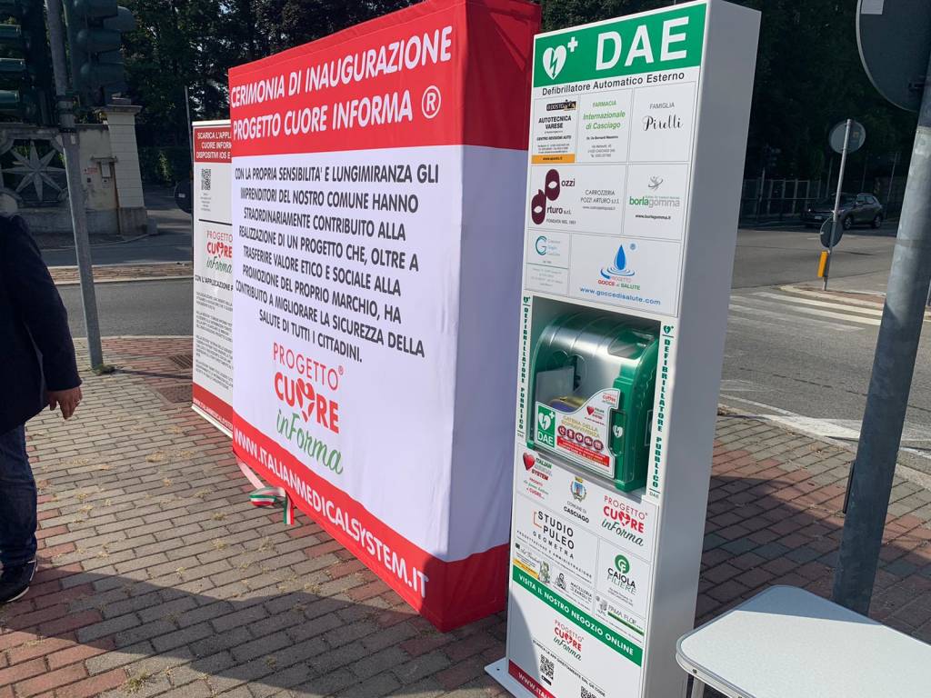 Un nuovo defibrillatore in piazza a Casciago, grazie alla generosità di 10 donatori