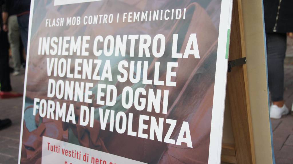 Violenza contro le donne, il flash mob a Caronno Pertusella