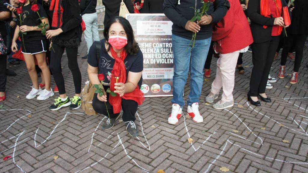 Violenza contro le donne, il flash mob a Caronno Pertusella