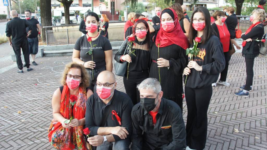 Violenza contro le donne, il flash mob a Caronno Pertusella