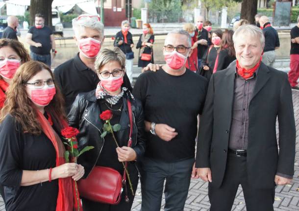 “Stop ai femminicidi”. Flash mob a Caronno Pertusella per dire no alla violenza contro le donne