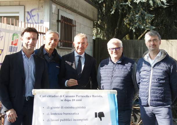 A Caronno Pertusella campagna elettorale al mercato in attesa del ballottaggio