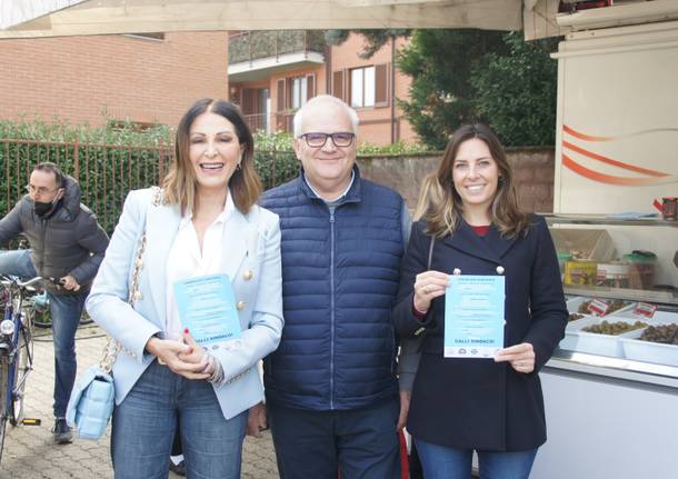 A Caronno Pertusella campagna elettorale al mercato in attesa del ballottaggio