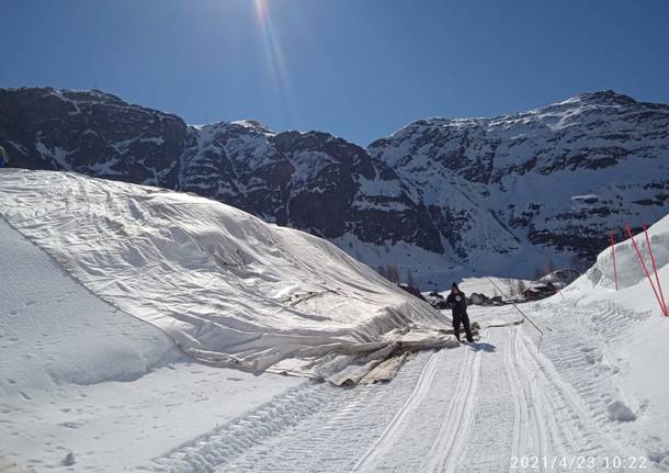 A Riale si stende la "neve riciclata"