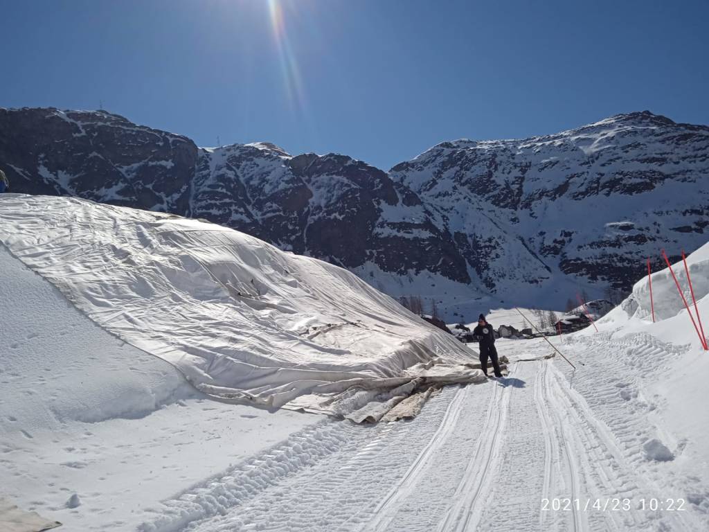 A Riale si stende la "neve riciclata"