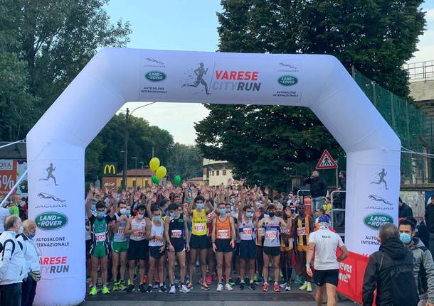 Atleti, famiglie e appassionati: la Varese City Run colora la domenica sportiva in città