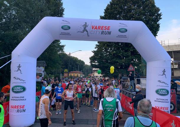 Atleti, famiglie e appassionati: la Varese City Run colora la domenica sportiva in città