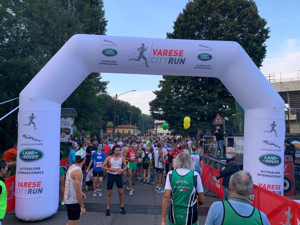 Atleti, famiglie e appassionati: la Varese City Run colora la domenica sportiva in città