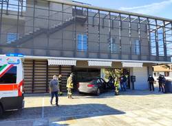 auto sfonda vetrina farmacia brebbia