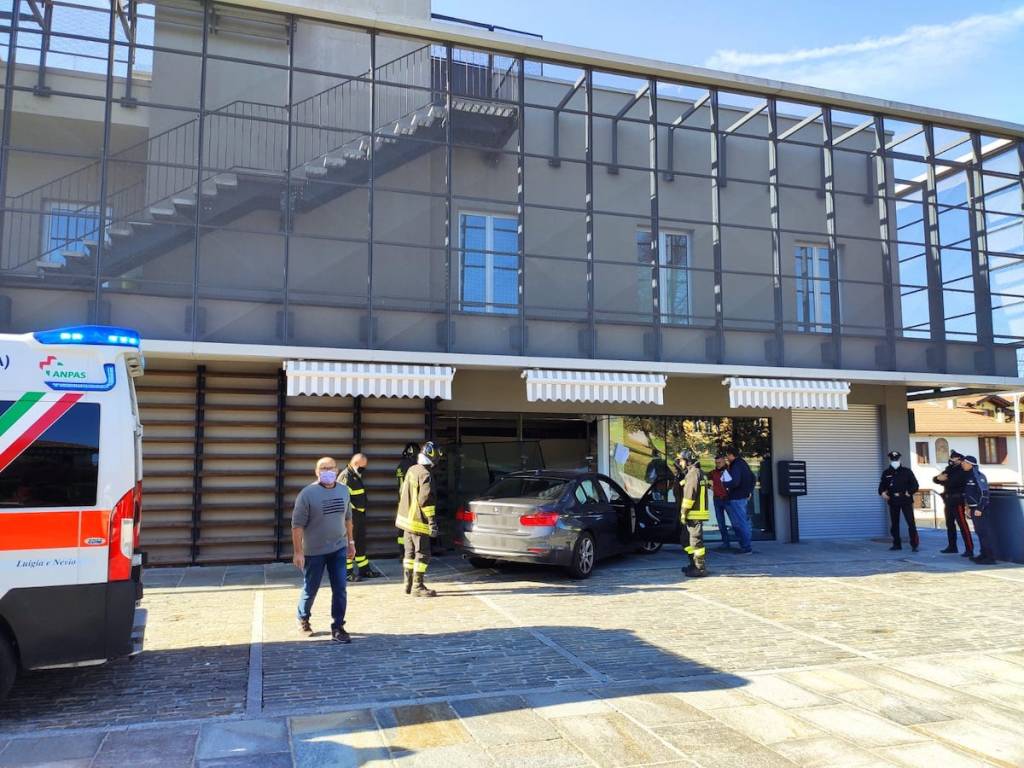 auto sfonda vetrina farmacia brebbia
