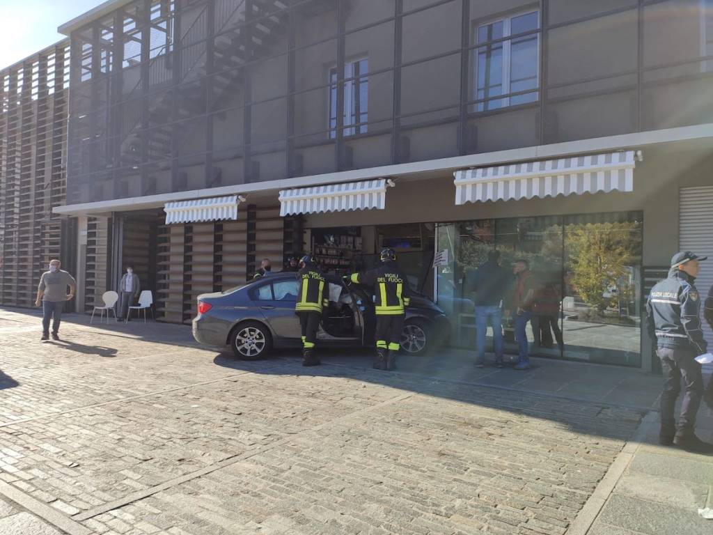 auto sfonda vetrina farmacia brebbia