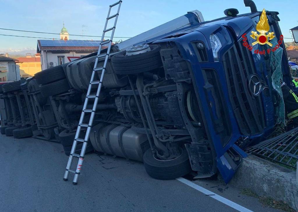 Camion ribaltato a Mornago