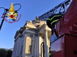 Una mongolfiera danneggia il Tempio Voltiano di Como