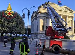 Una mongolfiera danneggia il Tempio Voltiano di Como